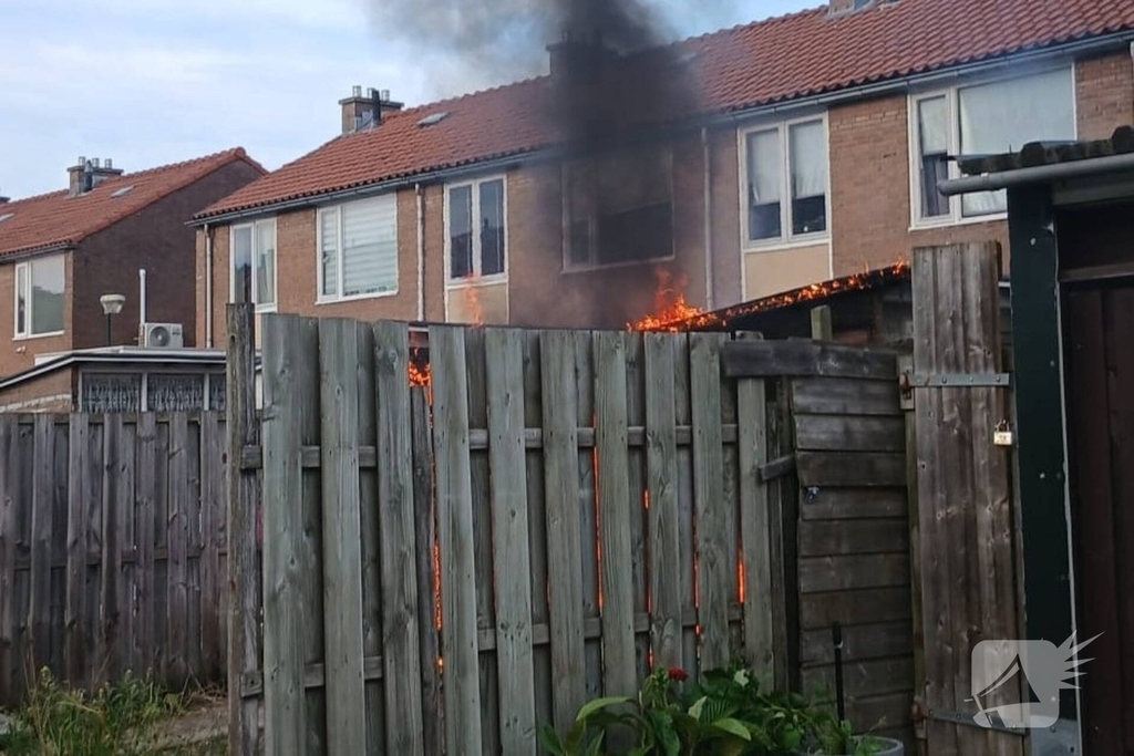 Flinke rookontwikkeling bij containerbrand achter woning