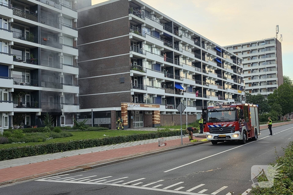 Brandweer in actie bij woningbrand