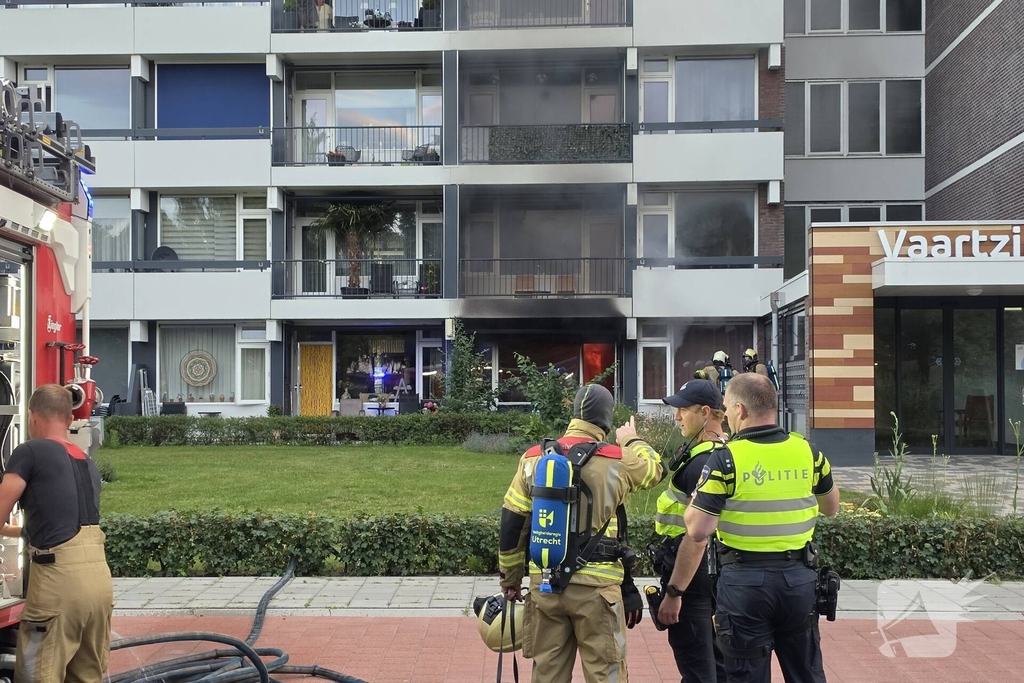 Brandweer in actie bij woningbrand