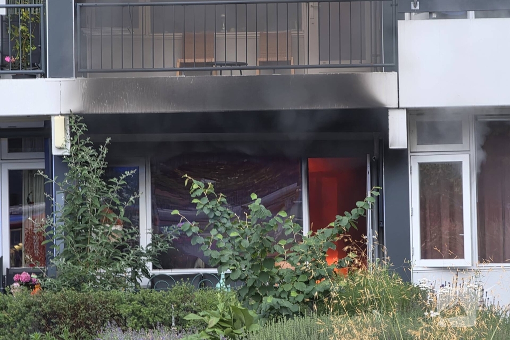 Brandweer in actie bij woningbrand