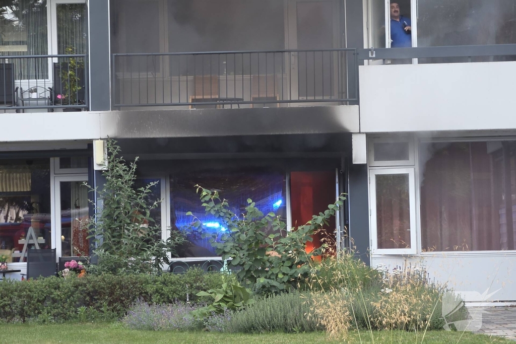 Brandweer in actie bij woningbrand
