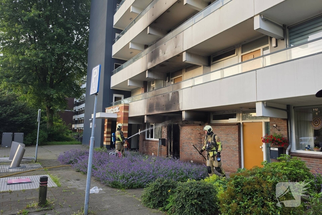 Brandweer in actie bij woningbrand