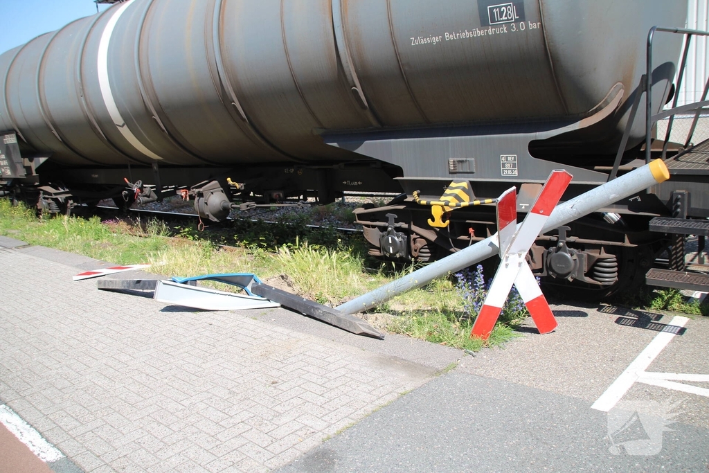 Vrachtwagen raakt spoorwegovergang, trein staat stil