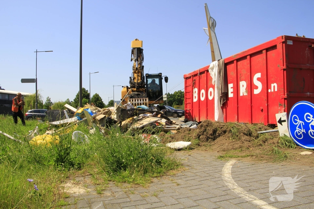 Vrachtwagen verliest vuilcontainer op drukke weg