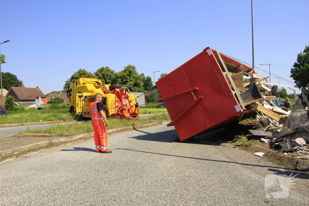 Vrachtwagen verliest vuilcontainer op drukke weg