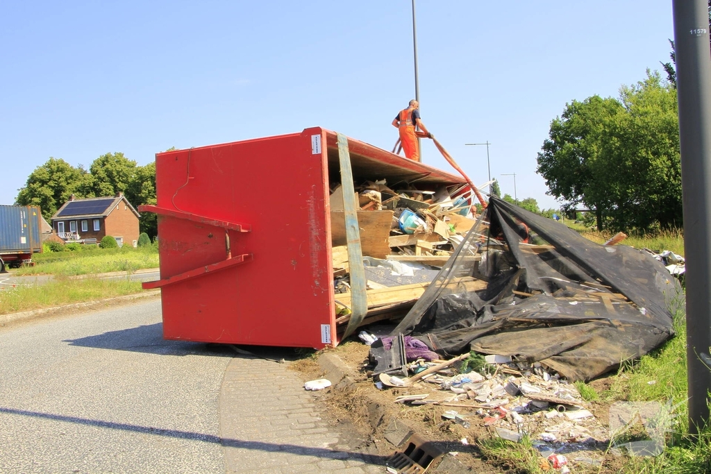 Vrachtwagen verliest vuilcontainer op drukke weg