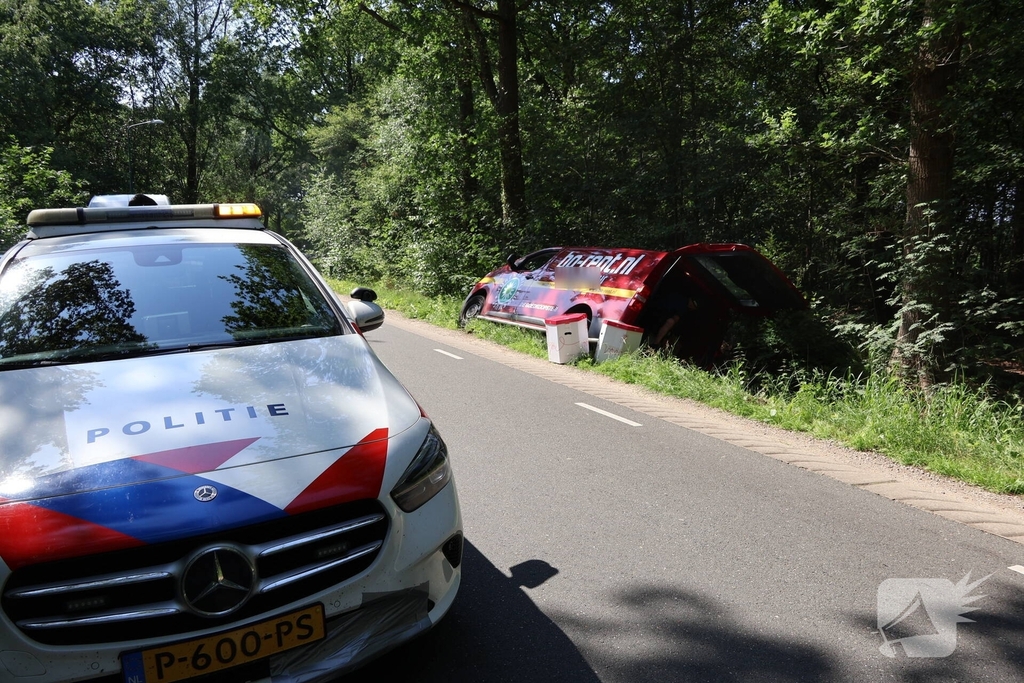 Busje raakt van de weg en komt in sloot terecht