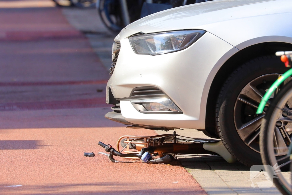 Fietser komt onder taxi terecht, politie verricht onderzoek