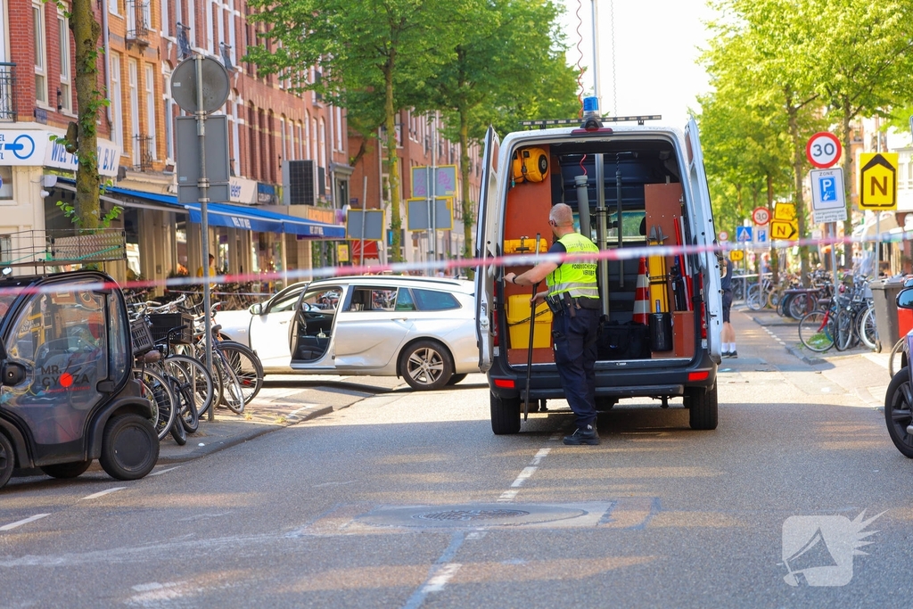 Fietser komt onder taxi terecht, politie verricht onderzoek
