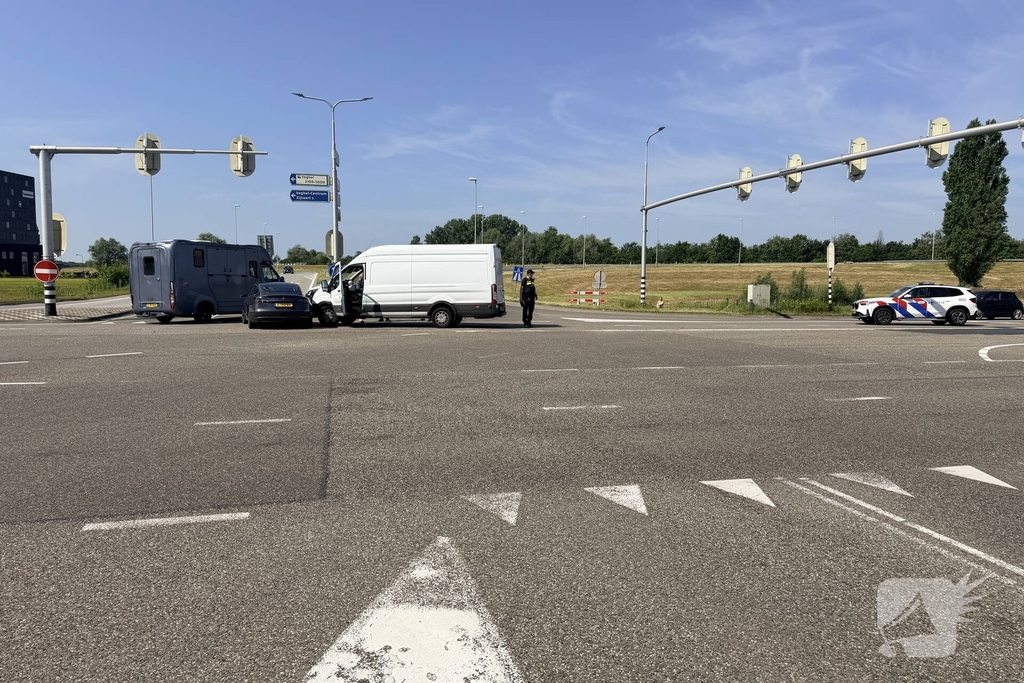 Botsing tussen bestelauto en Tesla zonder gewonden
