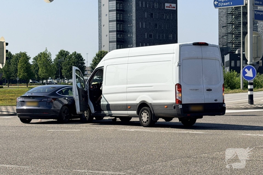 Botsing tussen bestelauto en Tesla zonder gewonden