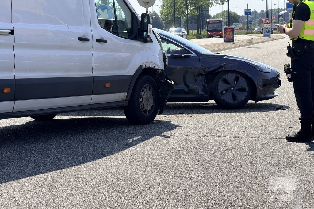 Botsing tussen bestelauto en Tesla zonder gewonden