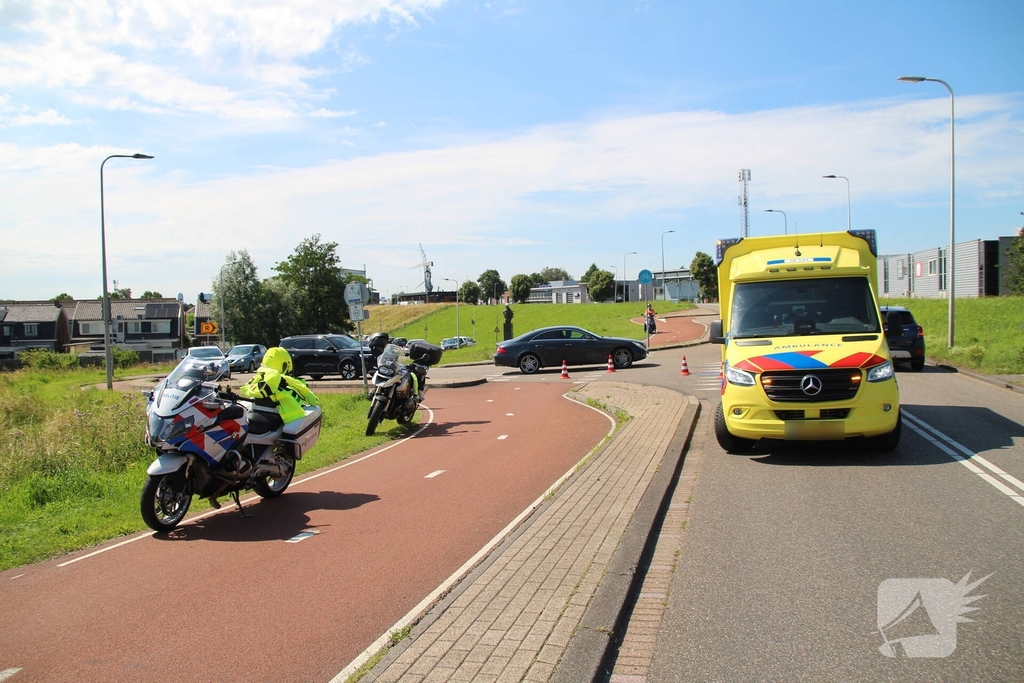 Ongeval tussen motor en auto zorgt voor schade en verkeershinder