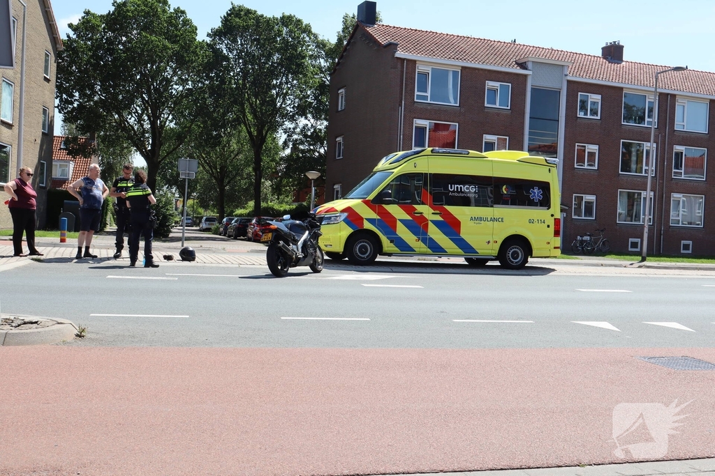 Motorrijder botst met auto