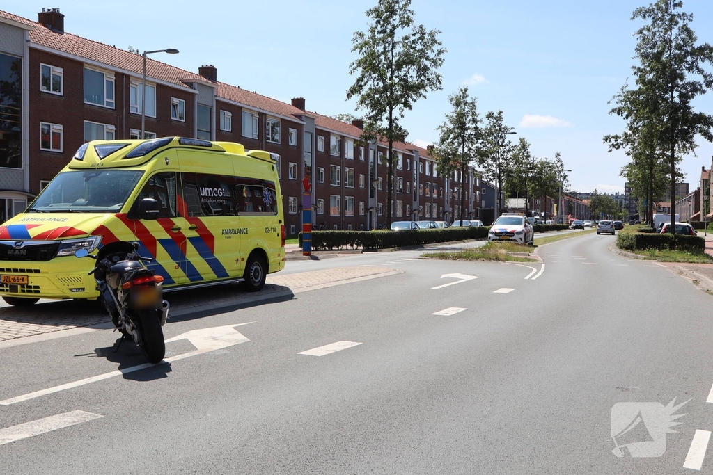 Motorrijder botst met auto
