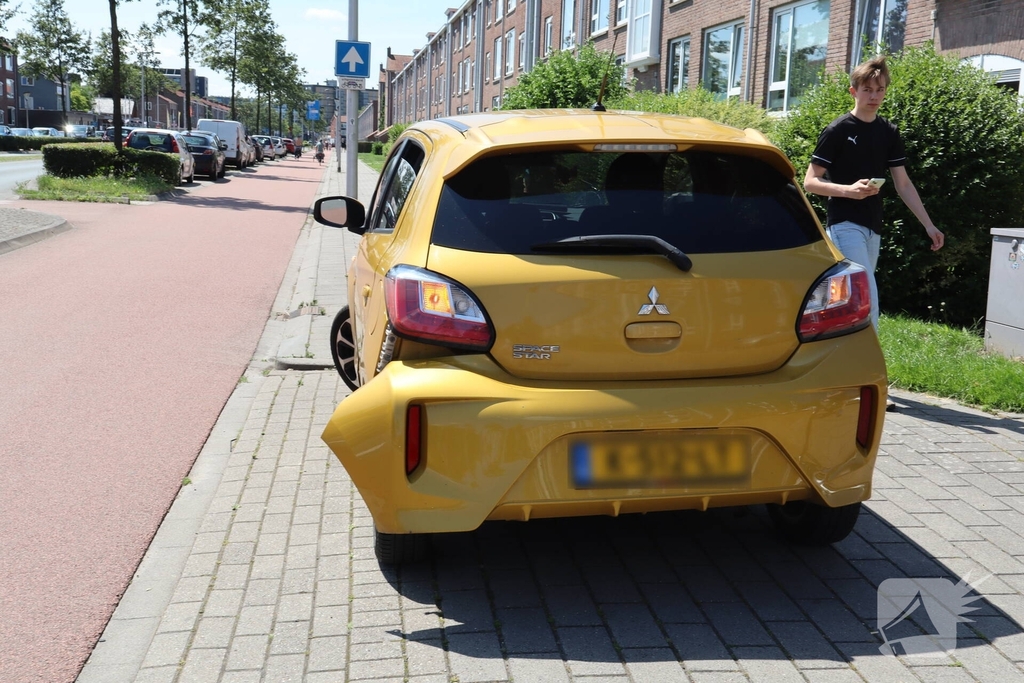 Motorrijder botst met auto