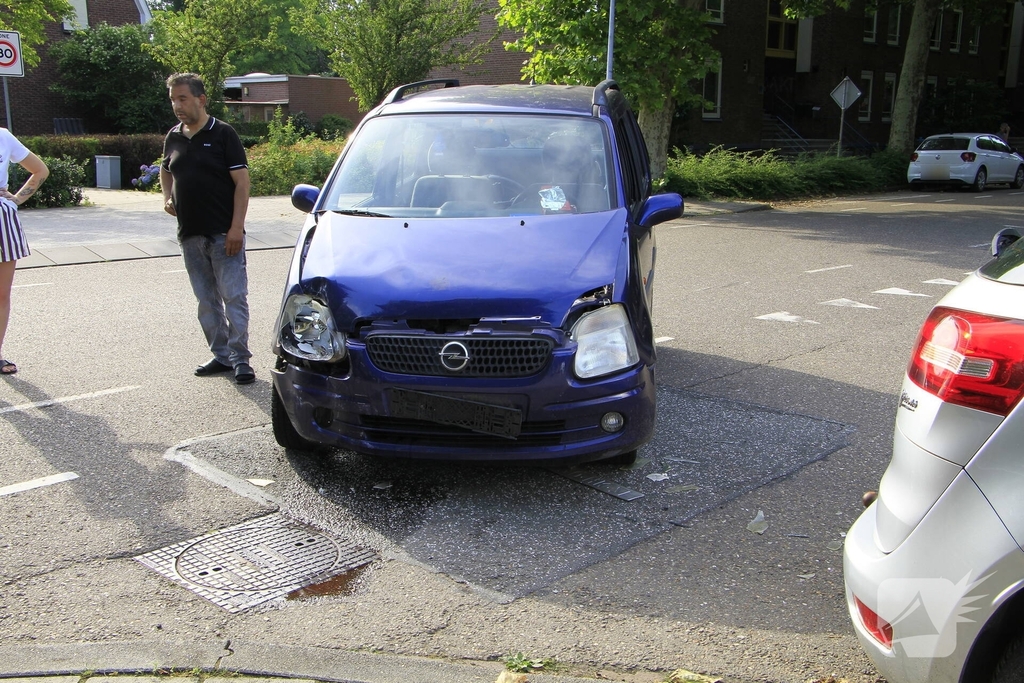 Aanrijding tussen twee auto's leidt tot verwondingen
