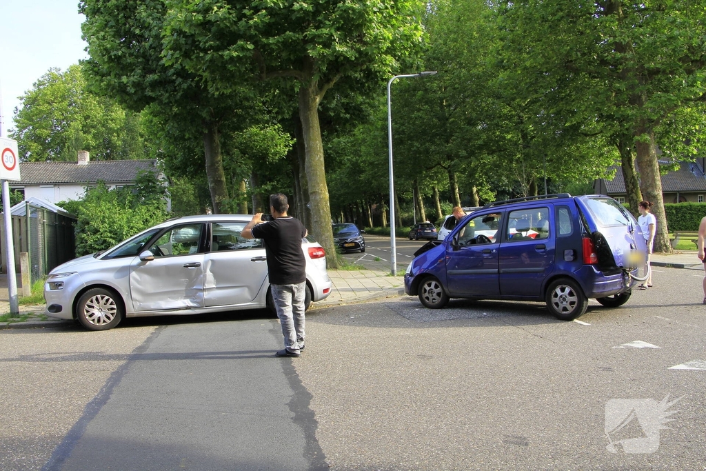 Aanrijding tussen twee auto's leidt tot verwondingen