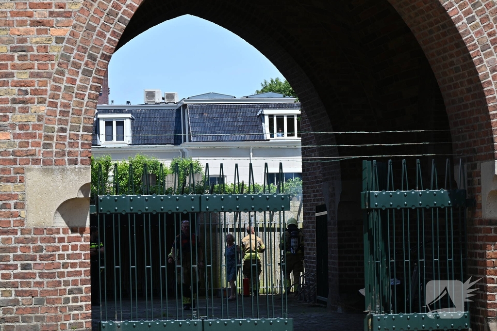 Vuur in houten schutting bij kerk