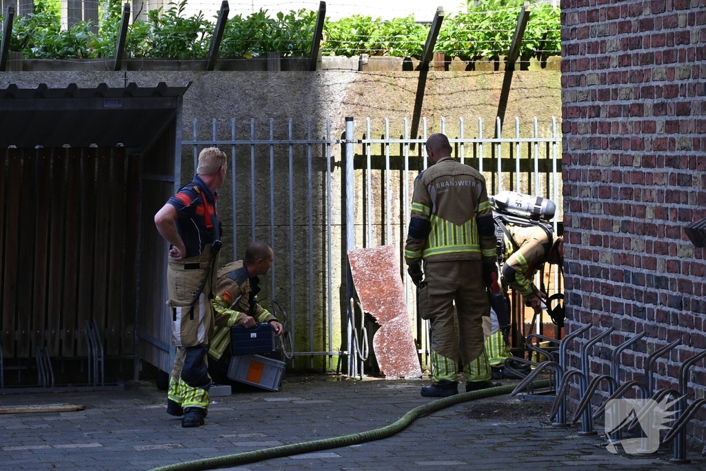 Vuur in houten schutting bij kerk