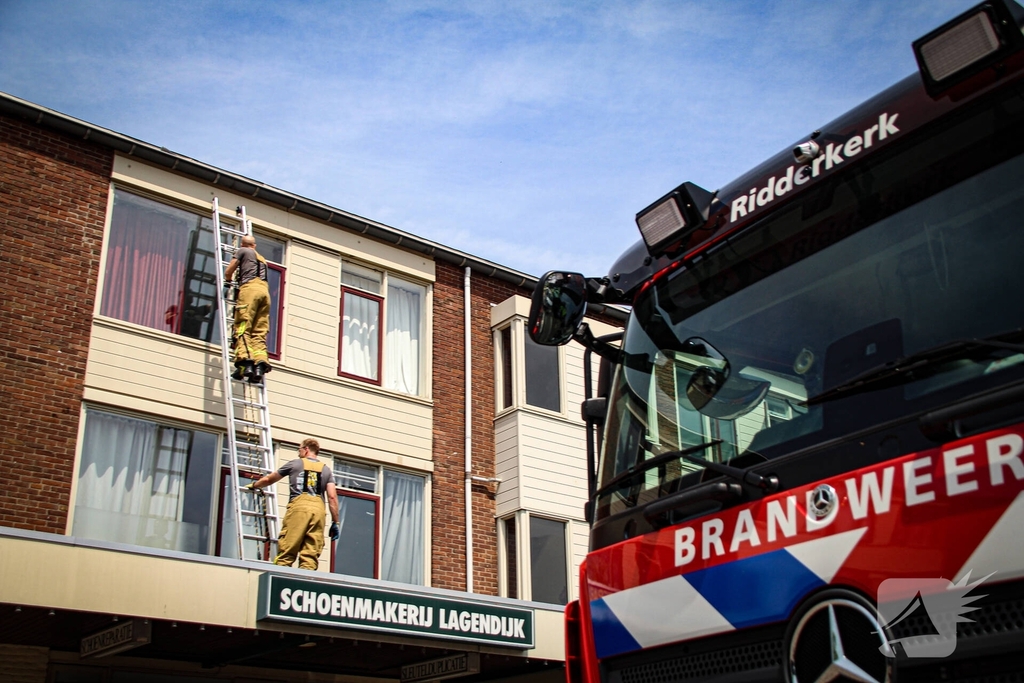 Bewoner opgesloten door vallende spiegel