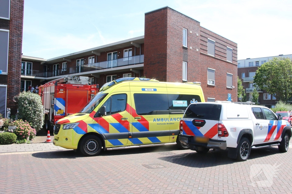 Automobilist ramt muur van appartementencomplex