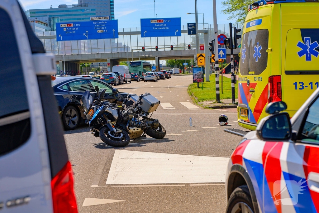 Motorrijder botst met auto op kruising