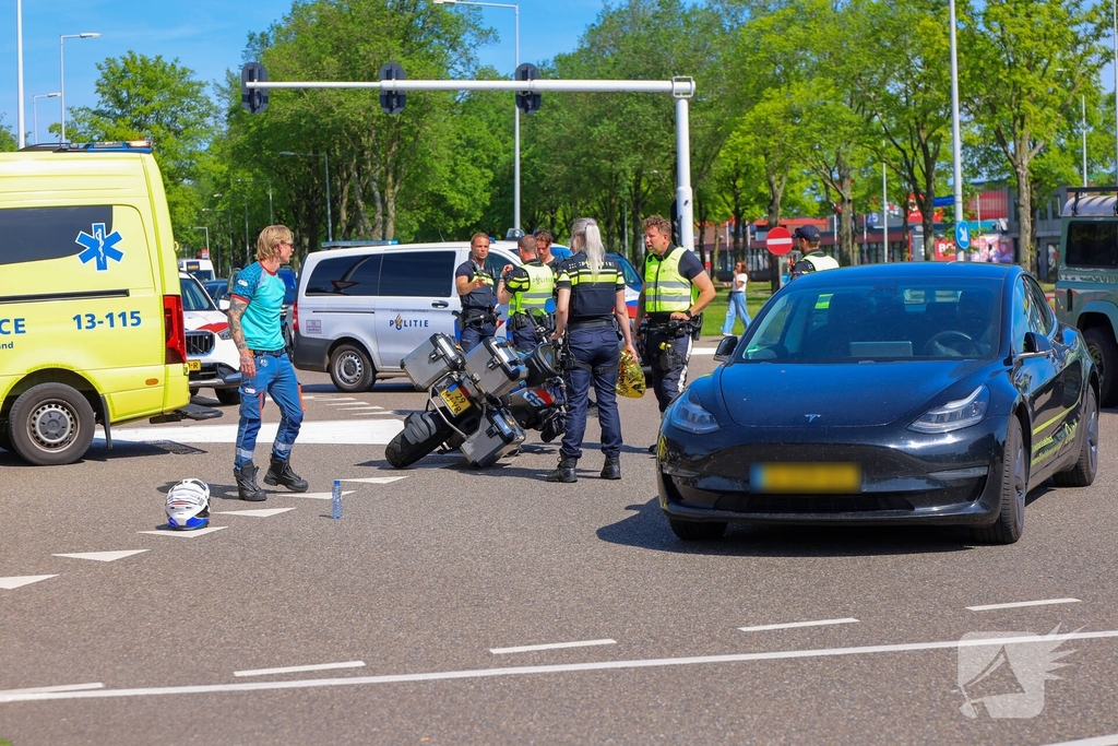 Motorrijder botst met auto op kruising
