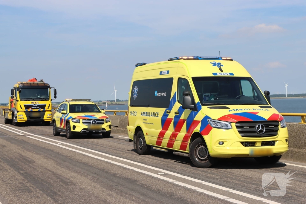 Vier voertuigen betrokken bij kop-staartbotsing op Zeelandbrug