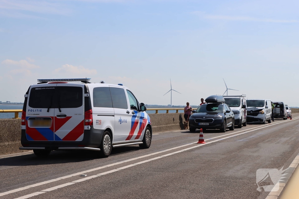 Vier voertuigen betrokken bij kop-staartbotsing op Zeelandbrug