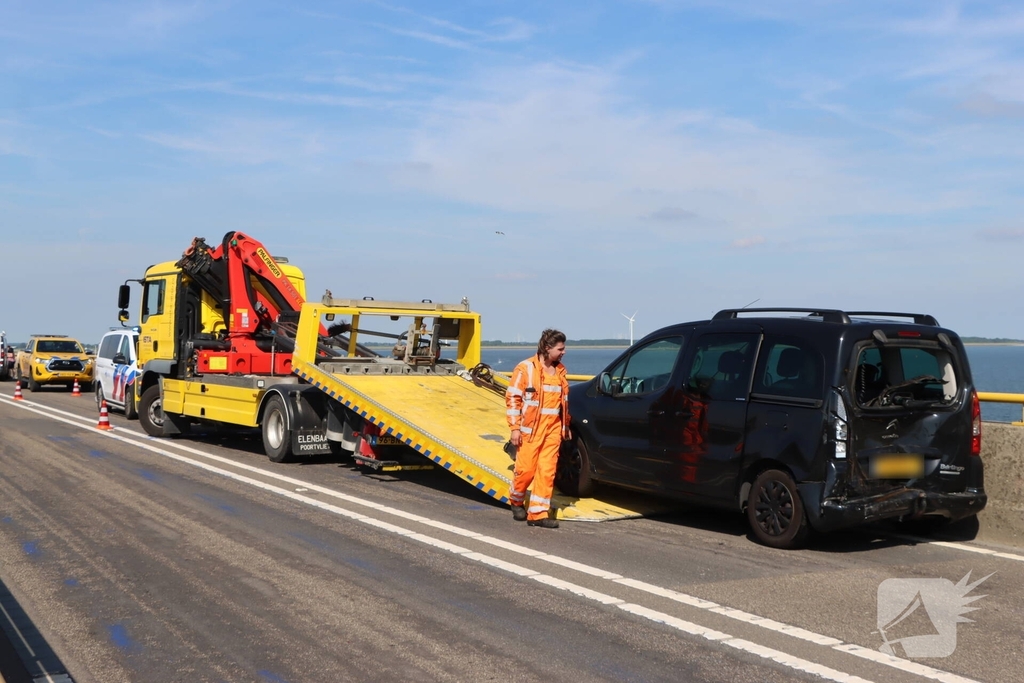Vier voertuigen betrokken bij kop-staartbotsing op Zeelandbrug