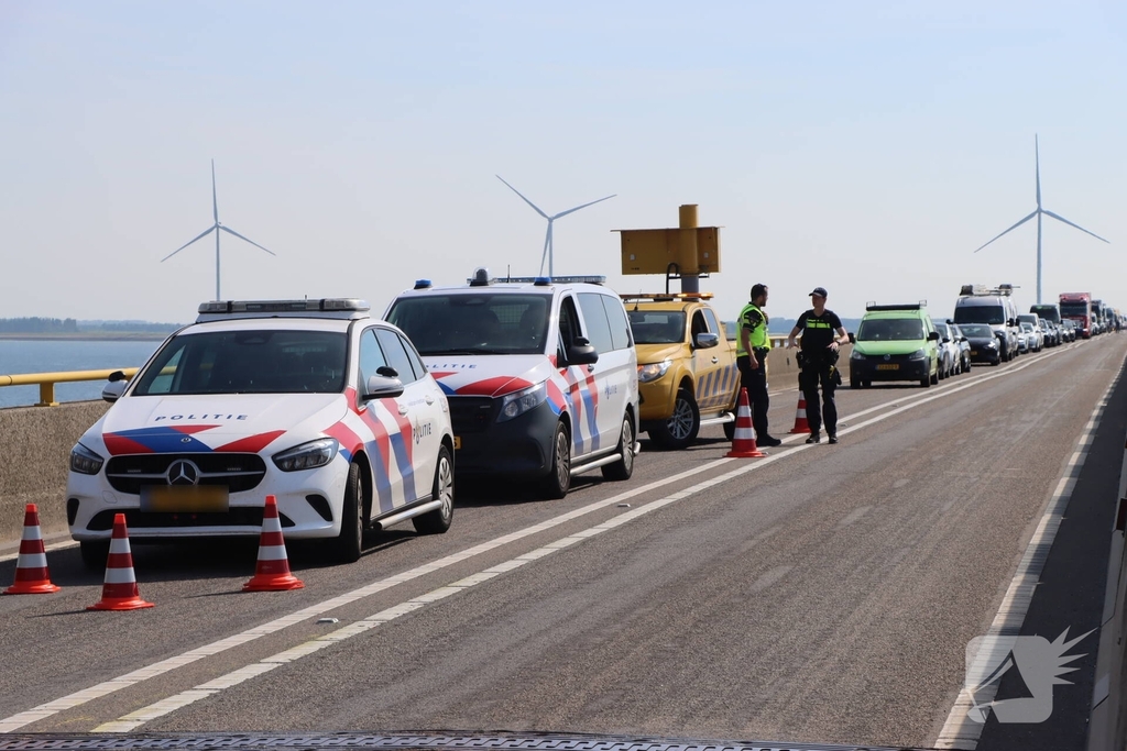 Vier voertuigen betrokken bij kop-staartbotsing op Zeelandbrug