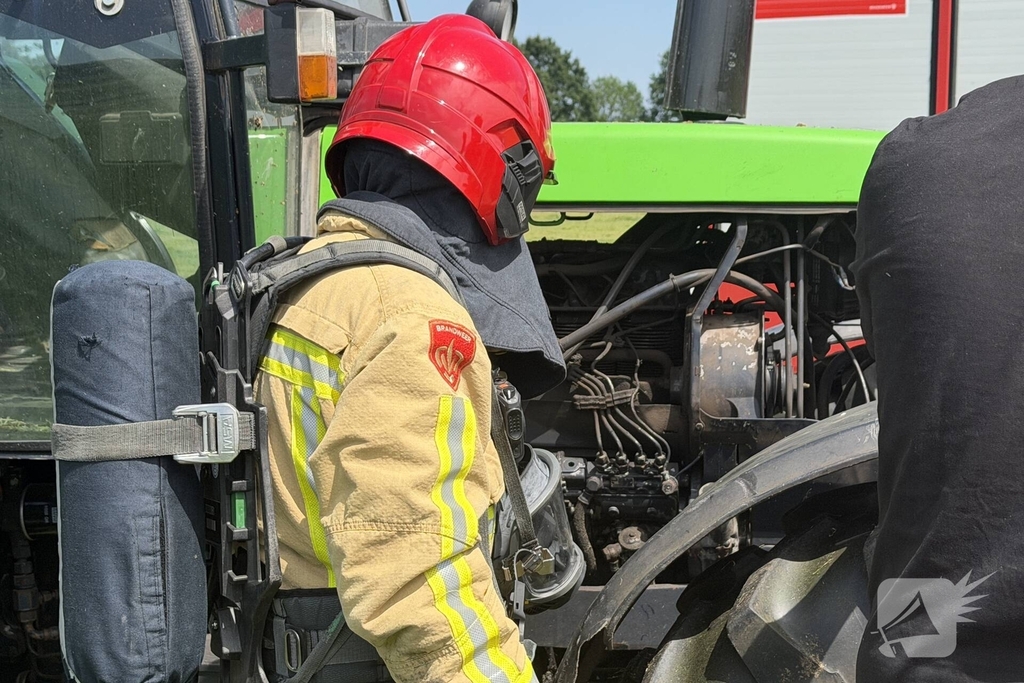 Brand in landbouwvoertuig leidt tot rookontwikkeling