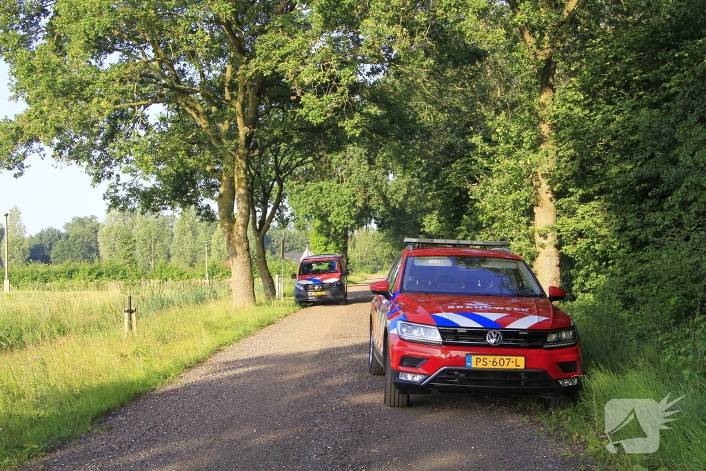 Dampende vaatjes gedumpt langs de weg