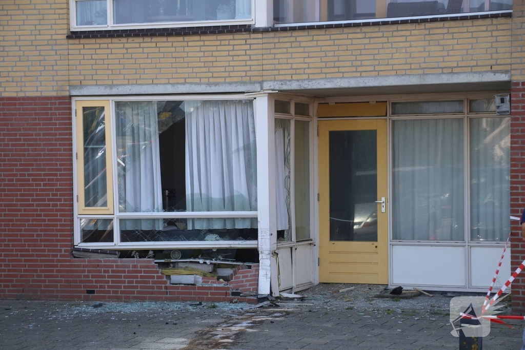 Auto crasht in appartementencomplex