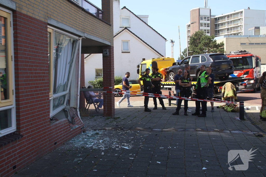 Auto crasht in appartementencomplex