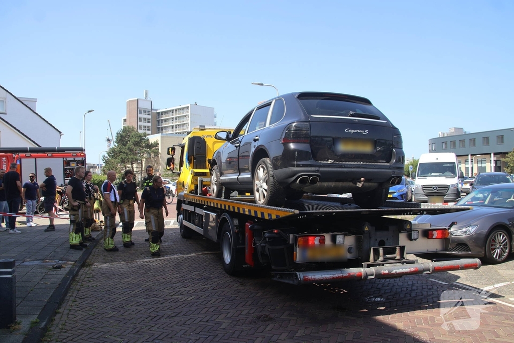 Auto crasht in appartementencomplex