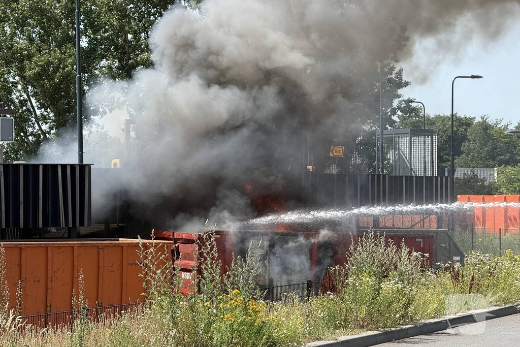 Veel rookontwikkeling door flinke containerbrand