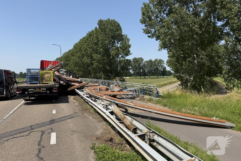 Vrachtwagen verliest festivaltent op viaduct
