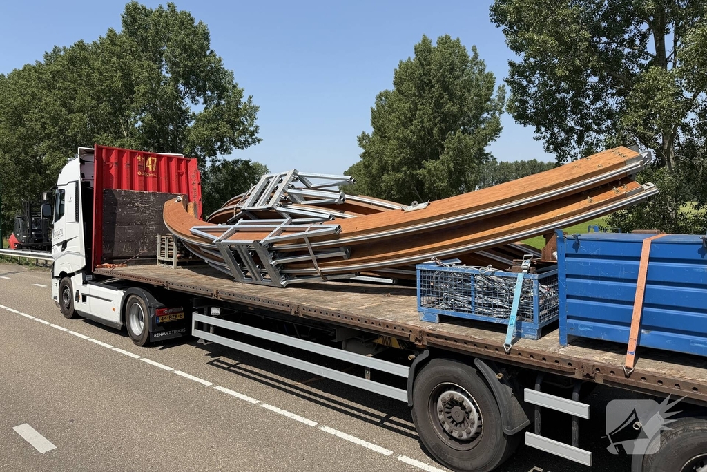 Vrachtwagen verliest festivaltent op viaduct