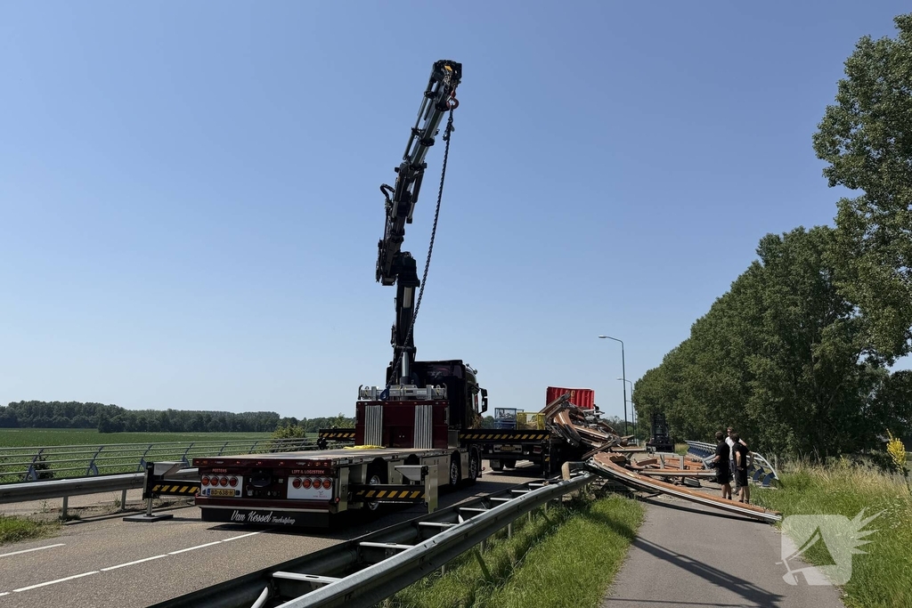 Vrachtwagen verliest festivaltent op viaduct