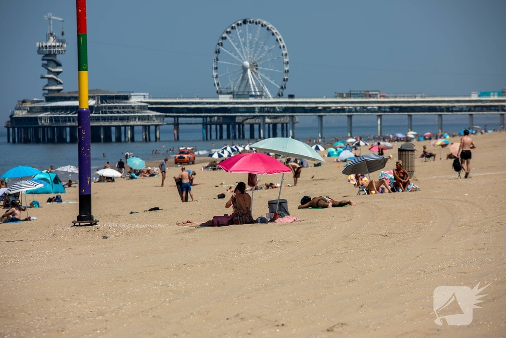 Mensen zoeken verkoeling aan zee