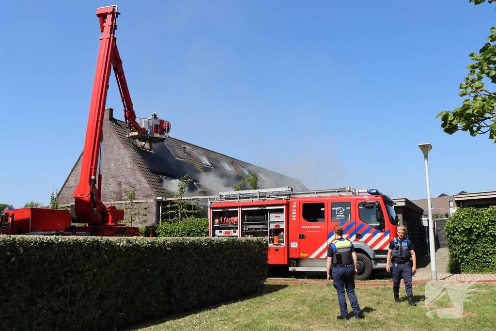 Bewoner nagekeken na uitslaande woningbrand