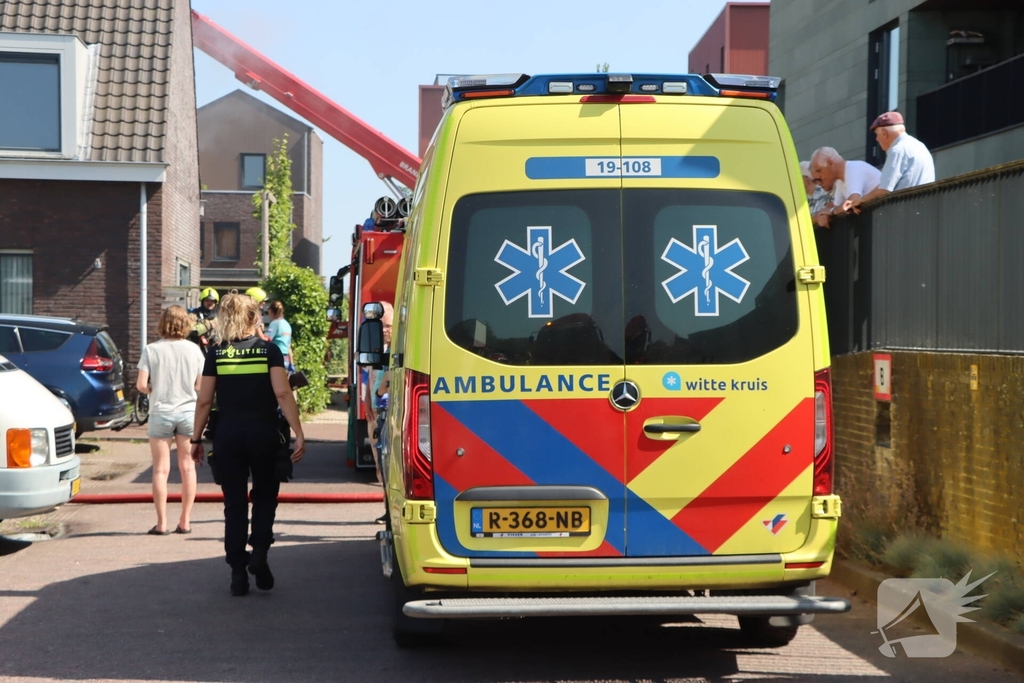 Bewoner nagekeken na uitslaande woningbrand