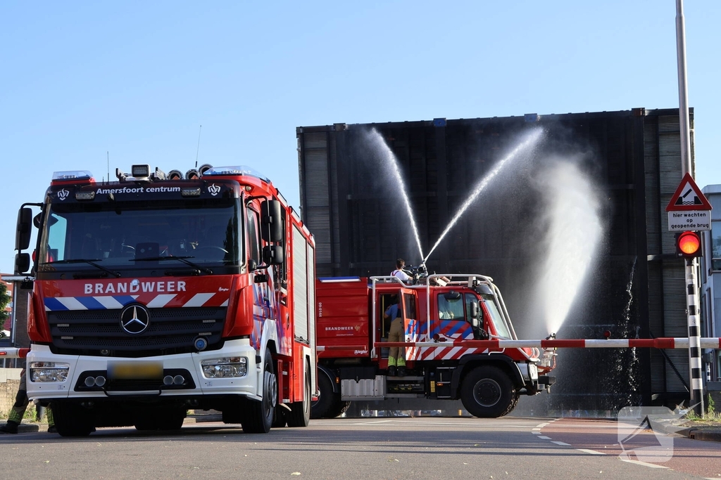 Brandweer moet brug koelen wegens storing door hitte