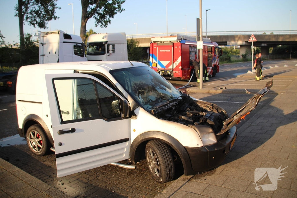 Brand verwoest motorblok van busje