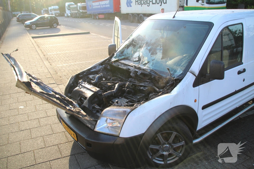 Brand verwoest motorblok van busje
