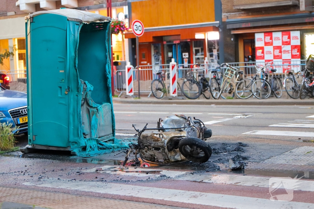 Scooter in brand met gedeeltelijke schade aan dixie toilet