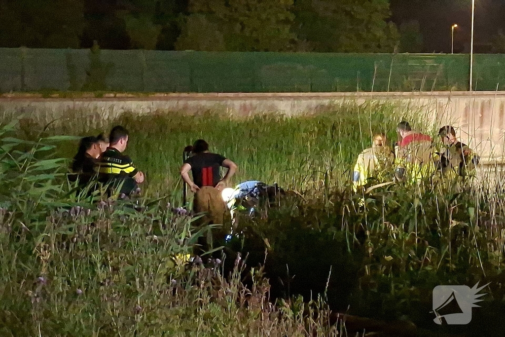 Brandweer bestrijdt brand in vaartuig