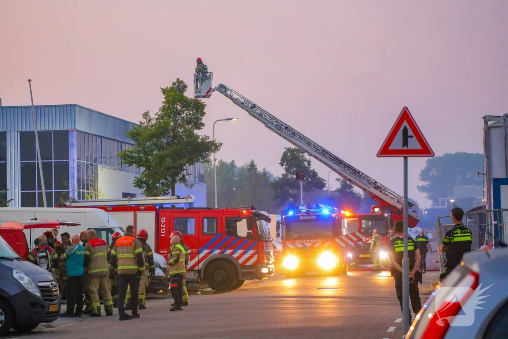 Grote brand in bedrijfspand vergt inzet brandweer